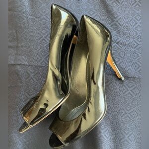 Stuart Weitzman black patent open-toe pump size 7